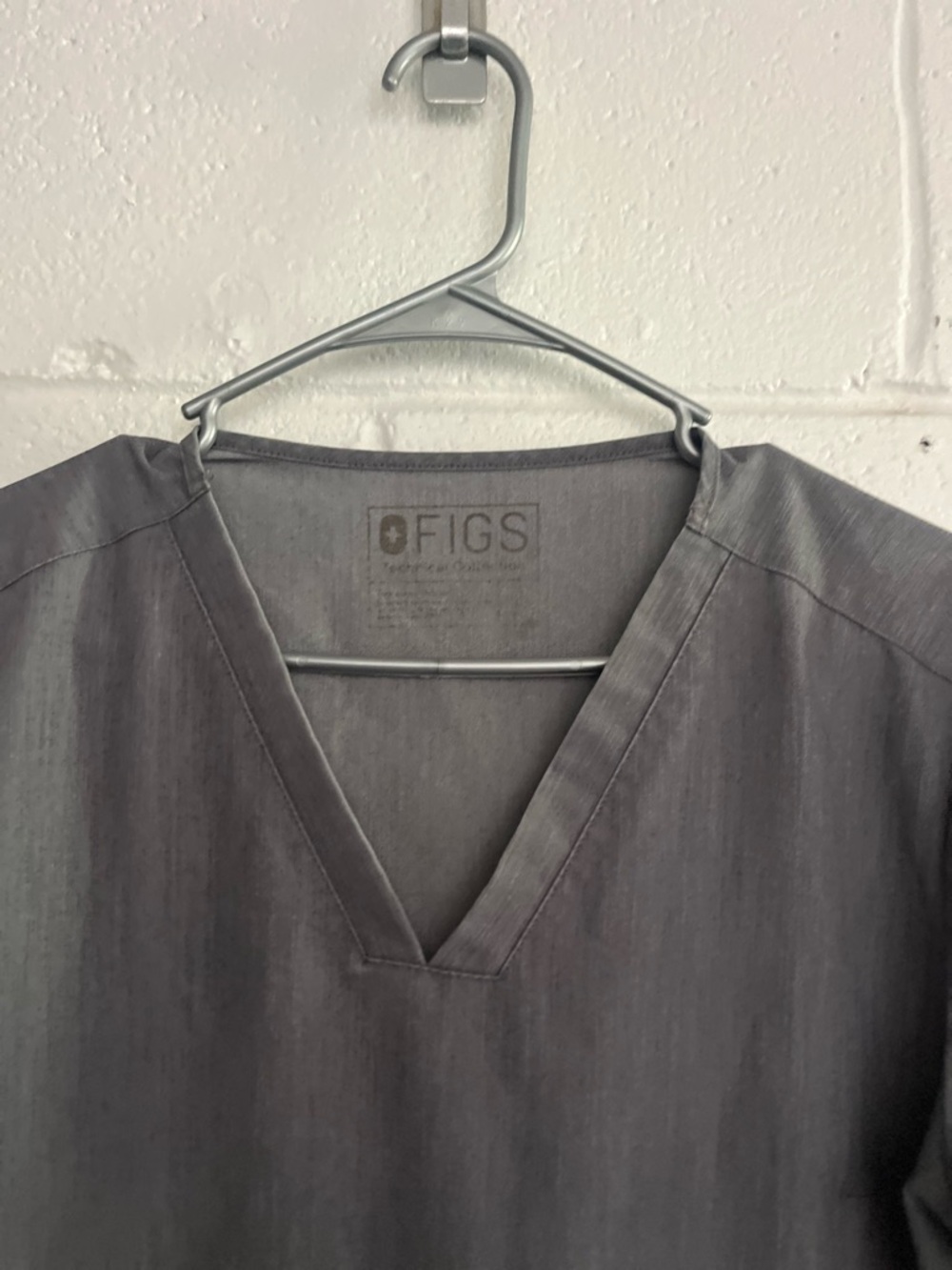 Figs Charcoal V-Neck Medical Scrub Top Large